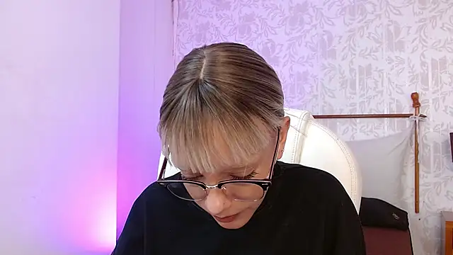 Snapshot of peyton_golden1 chatting on 12/02/25, 03:23 peyton golden1 online show from 12/02/25, 03:23