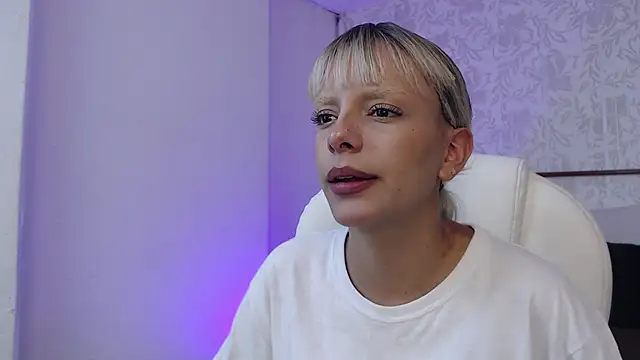 Snapshot of peyton_golden1 chatting on 12/04/25, 03:27 peyton golden1 online show from 12/04/25, 03:27