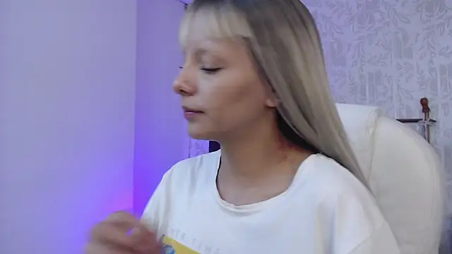 Snapshot of peyton_golden1 chatting on 12/05/25, 03:48 peyton golden1 online show from 12/05/25, 03:48