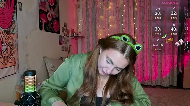 Snapshot of LisaCase chatting on 10/13/25, 04:07 LisaCase online show from 10/13/25, 04:07