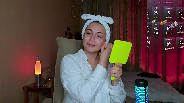 Snapshot of LisaCase chatting on 11/28/25, 03:04 LisaCase online show from 11/28/25, 03:04