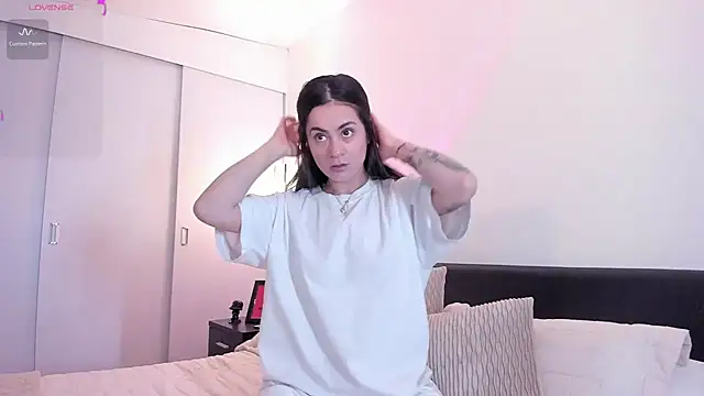 Snapshot of guccipussy1 chatting on 12/18/24, 05:00 guccipussy1 online show from 12/18/24, 05:00