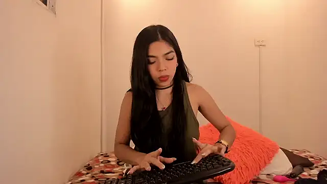 Snapshot of meganrossee69 chatting on 01/03/25, 03:05 meganrossee69 online show from 01/03/25, 03:05