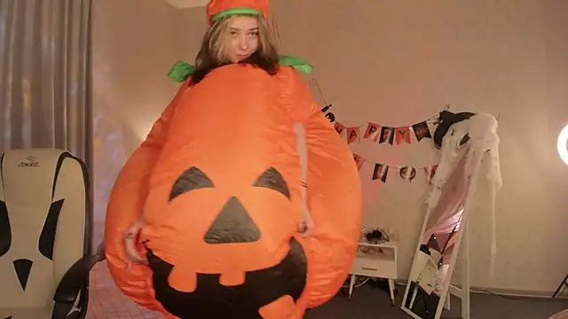 Vanessa Walters online show from 10/31/25, 03:07