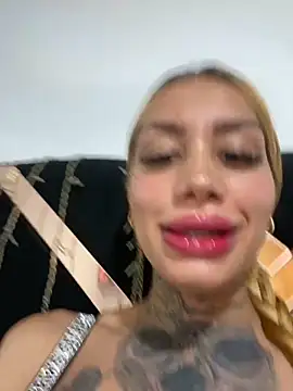 Snapshot of Zaratattoox chatting on 10/06/25, 06:55 Zaratattoox online show from 10/06/25, 06:55