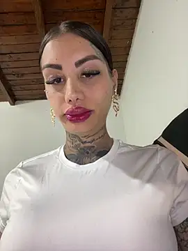 Snapshot of Zaratattoox chatting on 06/05/26, 11:32 Zaratattoox online show from 06/05/26, 11:32