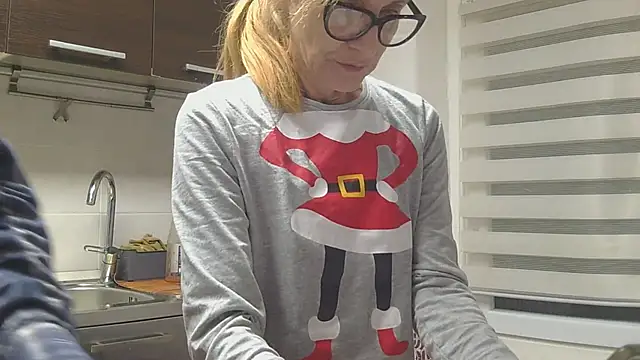 Snapshot of couplemilf2 chatting on 11/23/25, 04:40 couplemilf2 online show from 11/23/25, 04:40