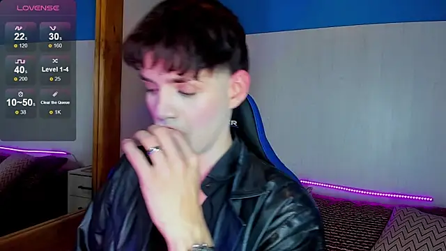 Snapshot of VladHellsing4 chatting on 02/23/25, 03:40 VladHellsing4 online show from 02/23/25, 03:40