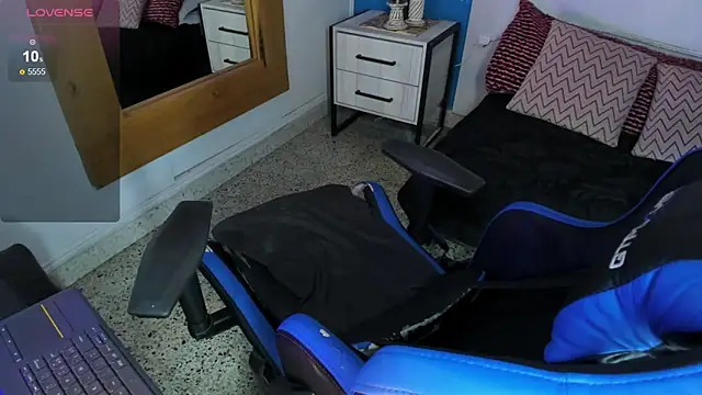 Snapshot of VladHellsing4 chatting on 03/07/25, 04:11 VladHellsing4 online show from 03/07/25, 04:11