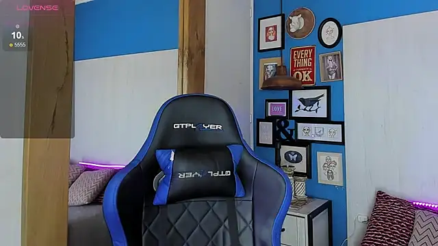 Snapshot of VladHellsing4 chatting on 03/15/25, 02:01 VladHellsing4 online show from 03/15/25, 02:01