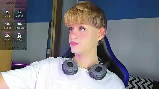 Snapshot of VladHellsing4 chatting on 10/23/25, 02:27 VladHellsing4 online show from 10/23/25, 02:27