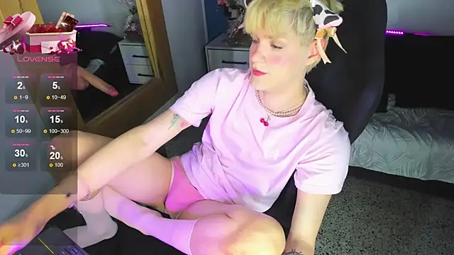 Snapshot of VladHellsing4 chatting on 12/18/25, 02:23 VladHellsing4 online show from 12/18/25, 02:23