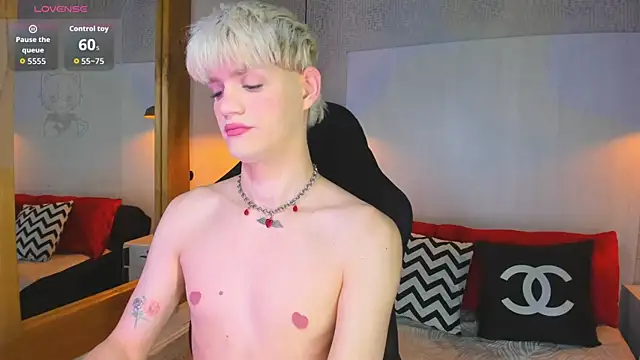 Snapshot of VladHellsing4 chatting on 02/13/26, 01:51 VladHellsing4 online show from 02/13/26, 01:51