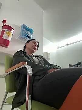 Snapshot of SofiaG_ chatting on 12/17/24, 01:05 SofiaG  online show from 12/17/24, 01:05