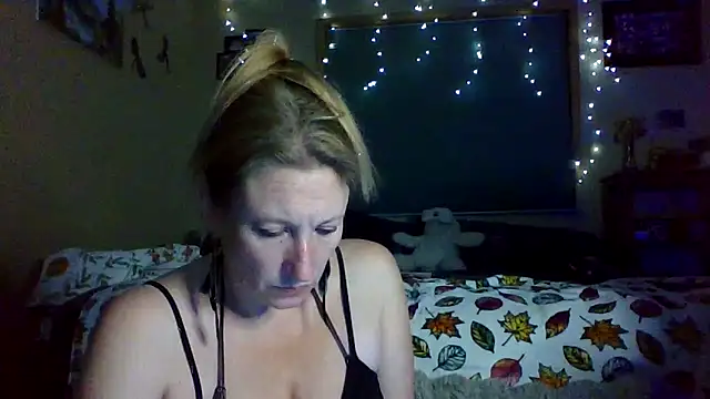 Snapshot of lilyhornyhousewife chatting on 09/28/25, 10:42 lilyhornyhousewife online show from 09/28/25, 10:42