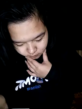 Snapshot of Thomgdee chatting on 02/16/25, 01:58 Thomgdee online show from 02/16/25, 01:58