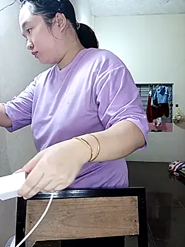 Snapshot of Thomgdee chatting on 10/25/25, 01:46 Thomgdee online show from 10/25/25, 01:46