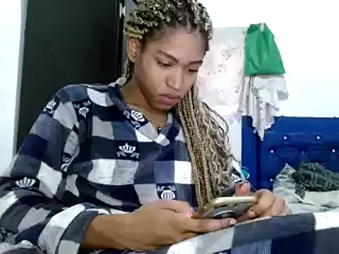 Snapshot of miriam775 chatting on 01/15/25, 11:43 miriam775 online show from 01/15/25, 11:43