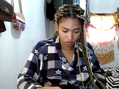 Snapshot of miriam775 chatting on 02/05/25, 03:31 miriam775 online show from 02/05/25, 03:31