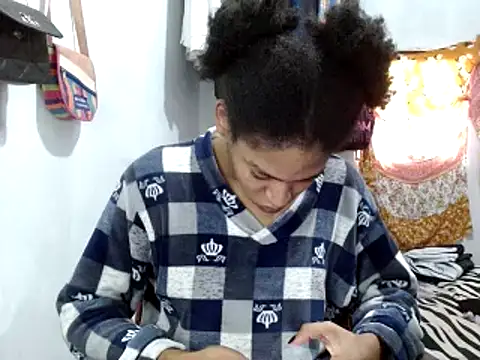 Snapshot of miriam775 chatting on 03/21/25, 01:34 miriam775 online show from 03/21/25, 01:34