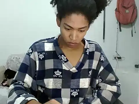 Snapshot of miriam775 chatting on 09/26/25, 10:52 miriam775 online show from 09/26/25, 10:52