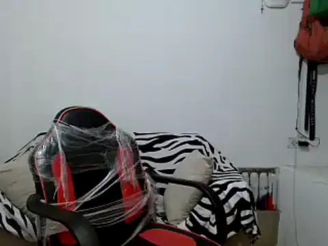 Snapshot of miriam775 chatting on 01/14/26, 02:01 miriam775 online show from 01/14/26, 02:01