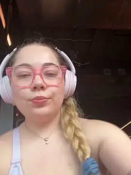 Snapshot of brooklynivy chatting on 10/10/25, 05:28 brooklynivy online show from 10/10/25, 05:28