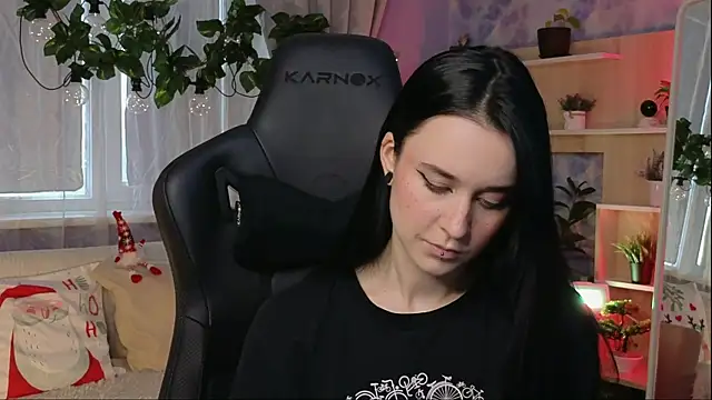 Snapshot of KiraLiLime chatting on 02/06/25, 09:32 KiraLiLime online show from 02/06/25, 09:32