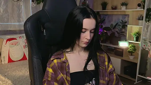 Snapshot of KiraLiLime chatting on 02/14/25, 12:47 KiraLiLime online show from 02/14/25, 12:47