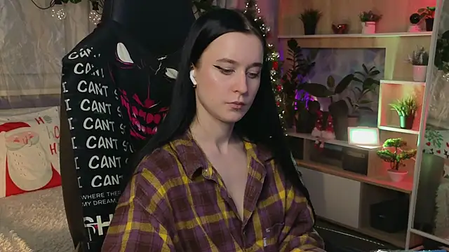 Snapshot of KiraLiLime chatting on 03/04/25, 10:27 KiraLiLime online show from 03/04/25, 10:27