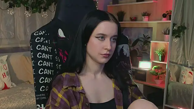 Snapshot of KiraLiLime chatting on 03/06/25, 10:15 KiraLiLime online show from 03/06/25, 10:15