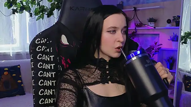 Snapshot of KiraLiLime chatting on 03/22/25, 12:14 KiraLiLime online show from 03/22/25, 12:14