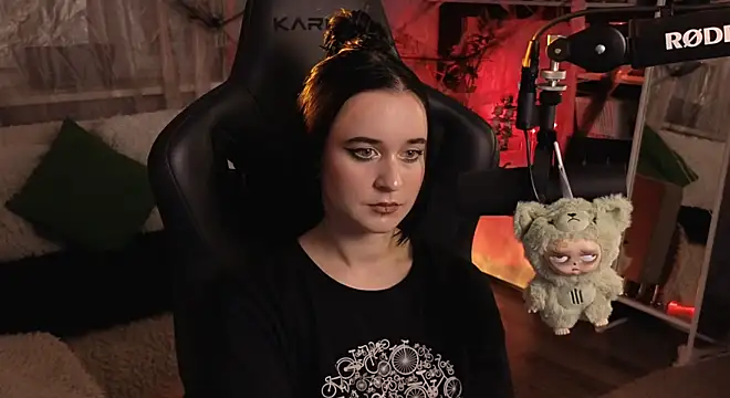 Snapshot of KiraLiLime chatting on 11/02/25, 05:59 KiraLiLime online show from 11/02/25, 05:59