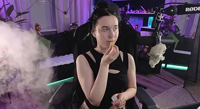 Snapshot of KiraLiLime chatting on 03/21/26, 06:44 KiraLiLime online show from 03/21/26, 06:44