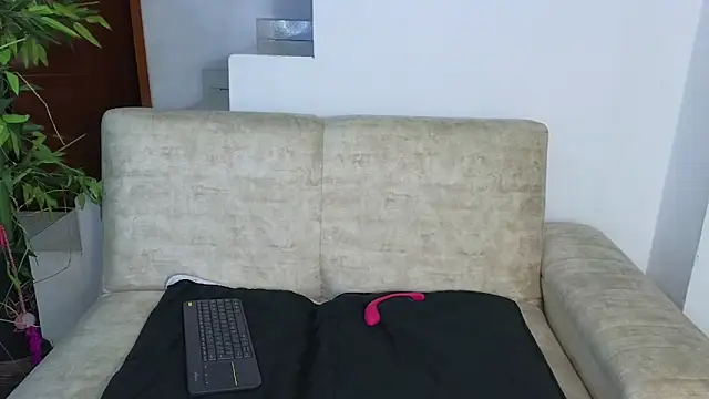 Lorenne Miller online show from 10/19/25, 04:57