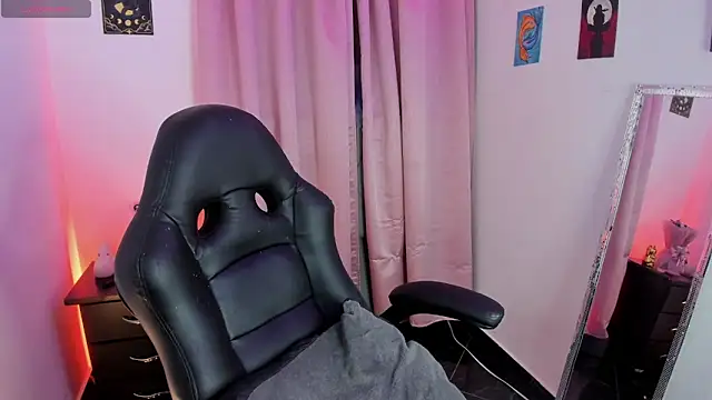 Snapshot of indra_cam chatting on 11/20/25, 03:39 indra cam online show from 11/20/25, 03:39