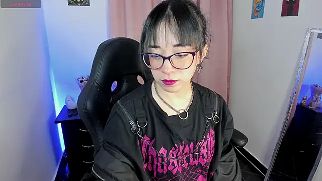 Snapshot of indra_cam chatting on 11/30/25, 01:42 indra cam online show from 11/30/25, 01:42