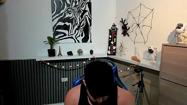 Snapshot of Daemon21 chatting on 10/29/25, 07:04 Daemon21 online show from 10/29/25, 07:04