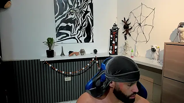 Snapshot of Daemon21 chatting on 11/10/25, 10:42 Daemon21 online show from 11/10/25, 10:42