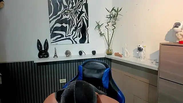 Snapshot of Daemon21 chatting on 11/13/25, 11:25 Daemon21 online show from 11/13/25, 11:25