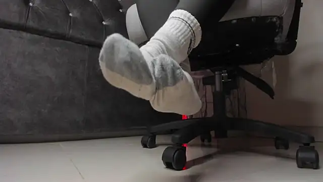 larissa01  online show from 02/08/25, 10:07