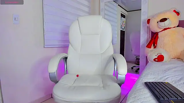 Snapshot of isaa_19 chatting on 11/27/25, 09:33 isaa 19 online show from 11/27/25, 09:33