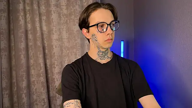 Snapshot of anahori__simon chatting on 02/15/25, 07:39 anahori simon online show from 02/15/25, 07:39