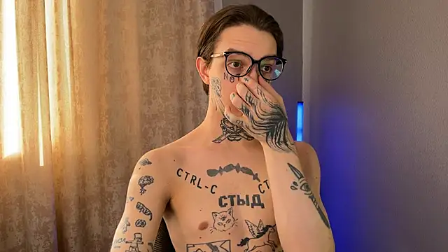 Snapshot of anahori__simon chatting on 02/22/25, 01:02 anahori simon online show from 02/22/25, 01:02