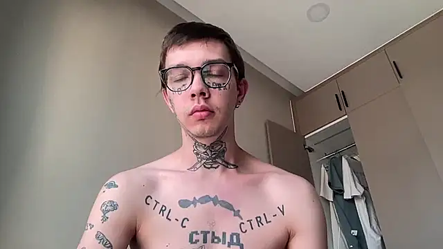 Snapshot of anahori__simon chatting on 02/21/26, 01:28 anahori simon online show from 02/21/26, 01:28