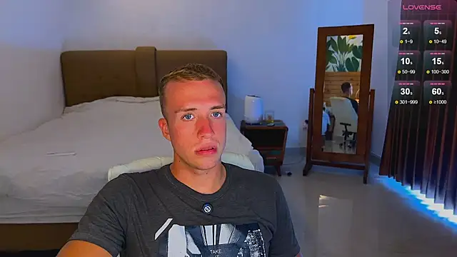 Snapshot of tommy_cumfinger chatting on 09/26/25, 03:43 tommy cumfinger online show from 09/26/25, 03:43