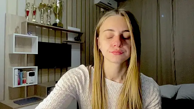 GraceTorrez online show from 10/04/25, 05:22