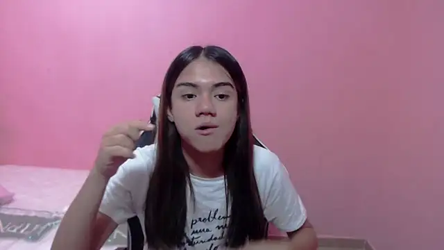 Snapshot of DEMI_LEED chatting on 01/21/25, 11:24 DEMI LEED online show from 01/21/25, 11:24