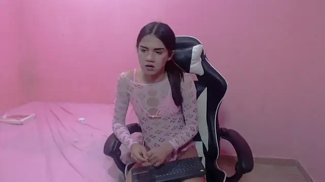 Snapshot of DEMI_LEED chatting on 01/22/25, 05:38 DEMI LEED online show from 01/22/25, 05:38