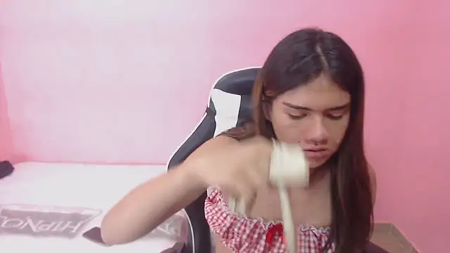 Snapshot of DEMI_LEED chatting on 02/04/25, 11:38 DEMI LEED online show from 02/04/25, 11:38